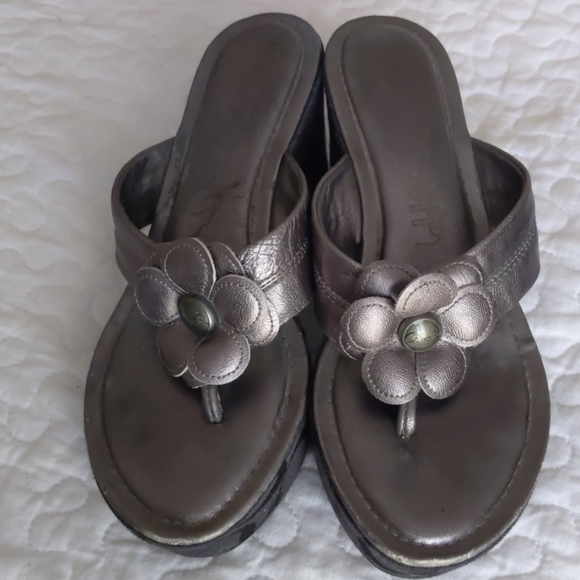 Chunky coach sandals with flower detail - Picture 1 of 8
